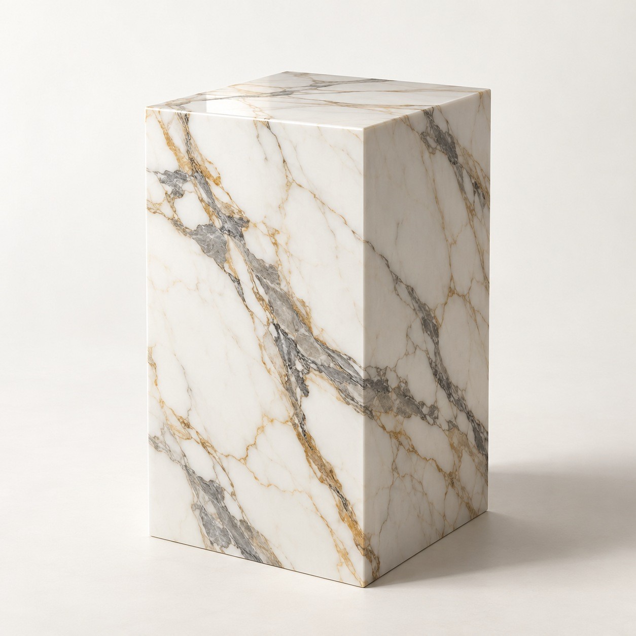 Atelier NEVA : colonne h 50 cm en marbre blanc calacatta, 30 x 30 x 50 cm, photographie de produit