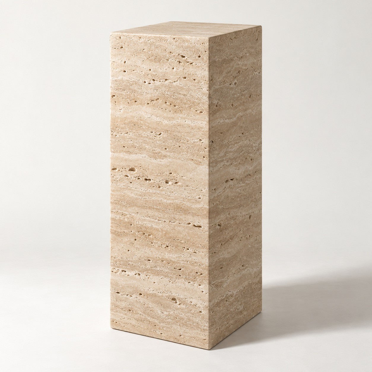 Atelier NEVA : colonne h 70 cm en travertin beige, 30 x 30 x 70 cm, photographie de produit