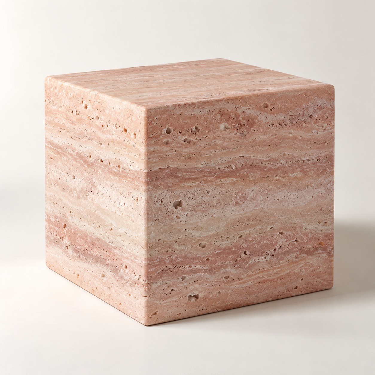 Atelier NEVA : cube en travertin rosé, 40 x 40 x 40 cm, photographie de produit