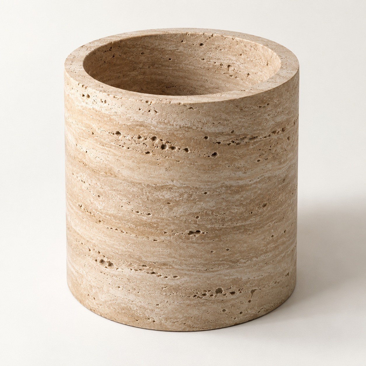 Atelier NEVA : cylindre creux en travertin beige, H 40 x Ø 40 cm, photographie de produit