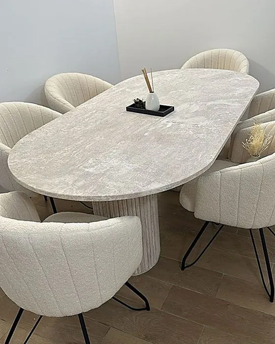 Table ovale en travertin Kéa, sur colonnes cannelées, vue 2
