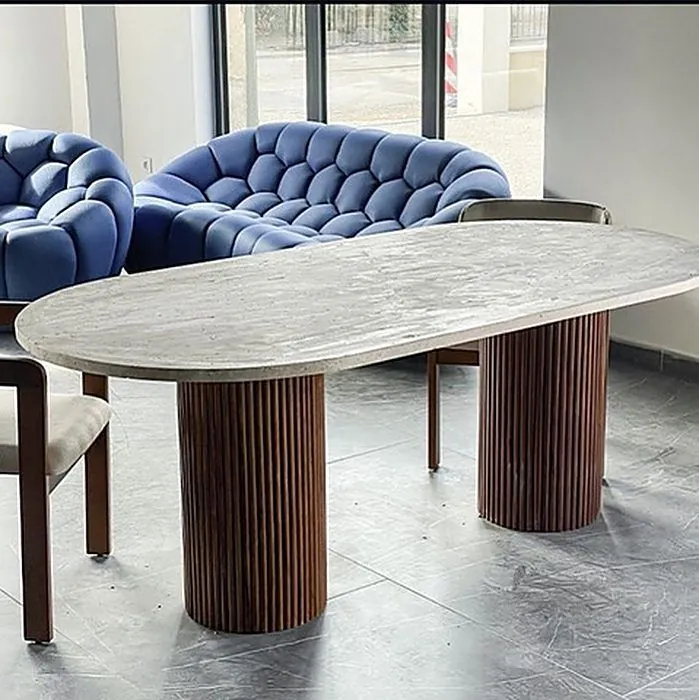 Table en travertin Syros, plateau organique sur pieds cannelés en bois, vue 2
