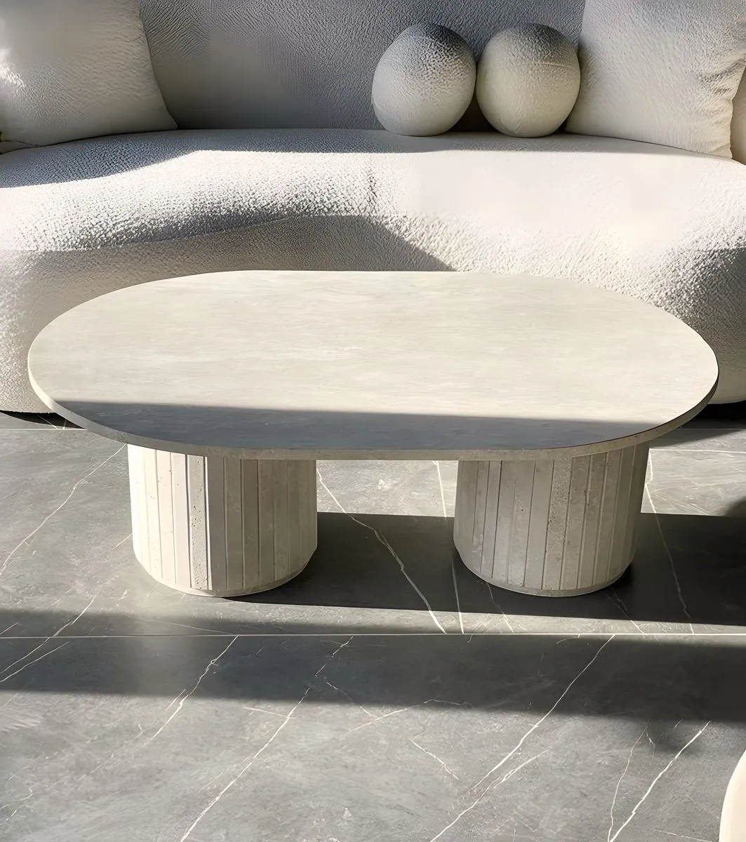 Table basse ovale en travertin Sifnos, sur deux pieds cannelés, vue 2