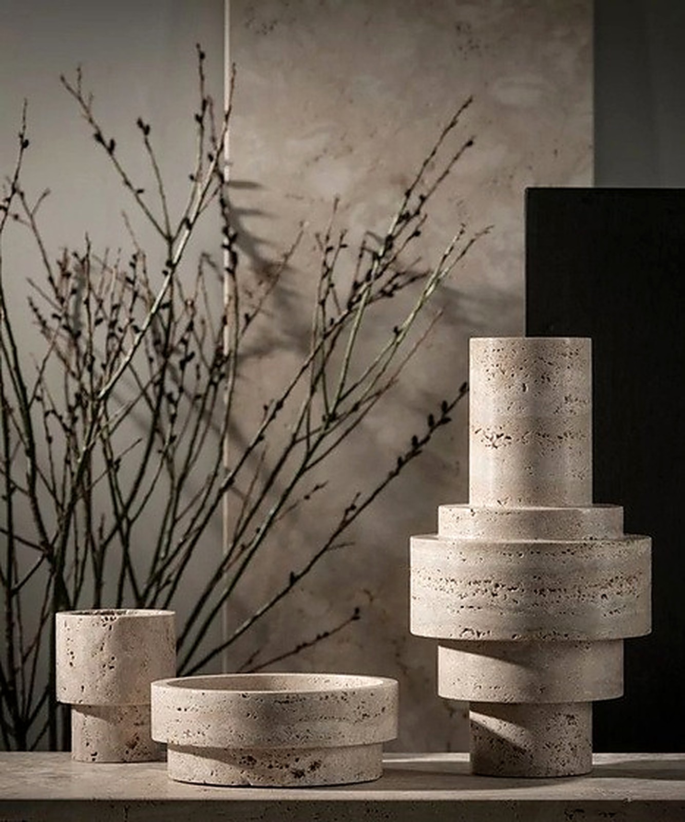 Atelier NEVA, accessoires en travertin : blocs de travertin sculptés et coupe