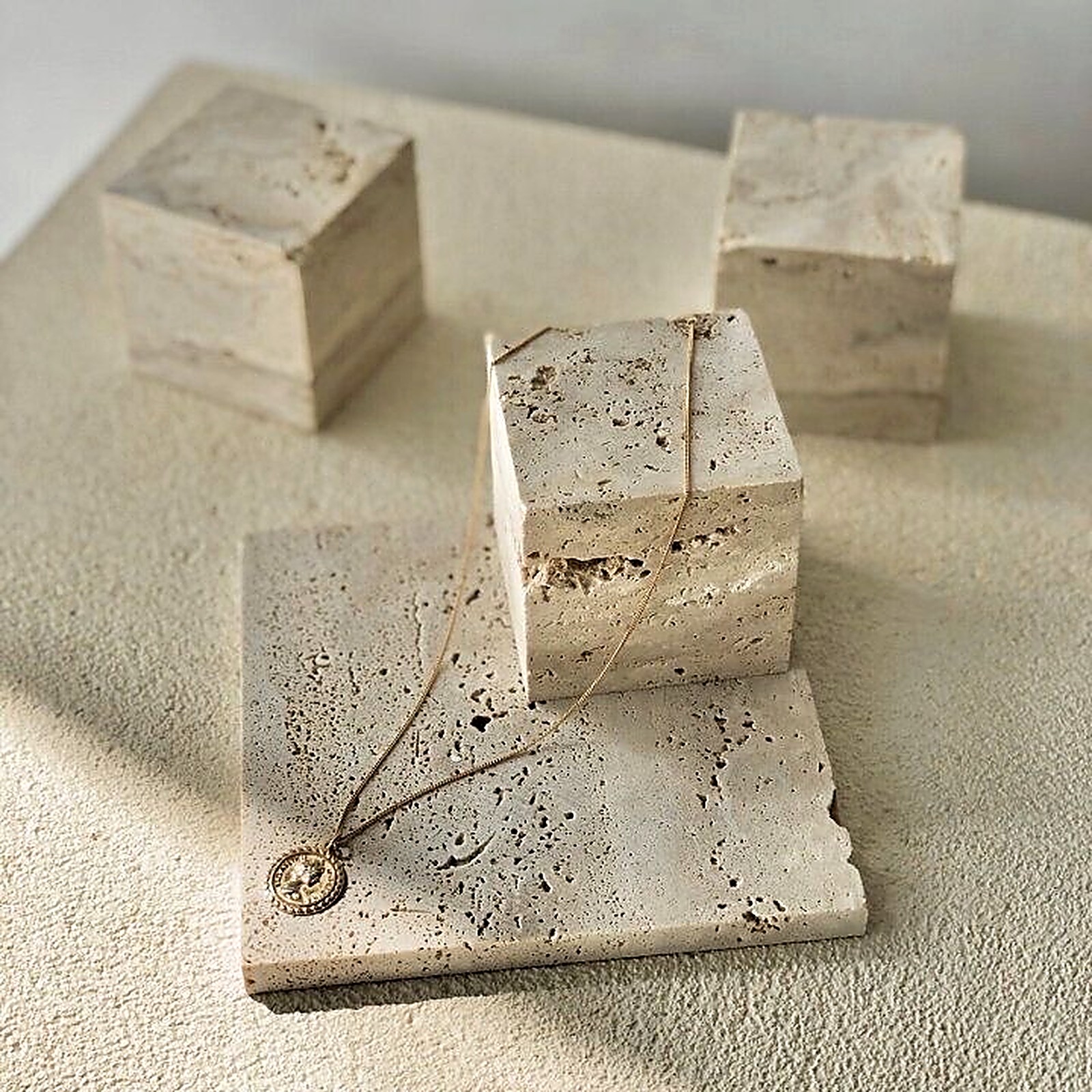 Atelier NEVA, accessoires en travertin : cubes et plateaux en travertin