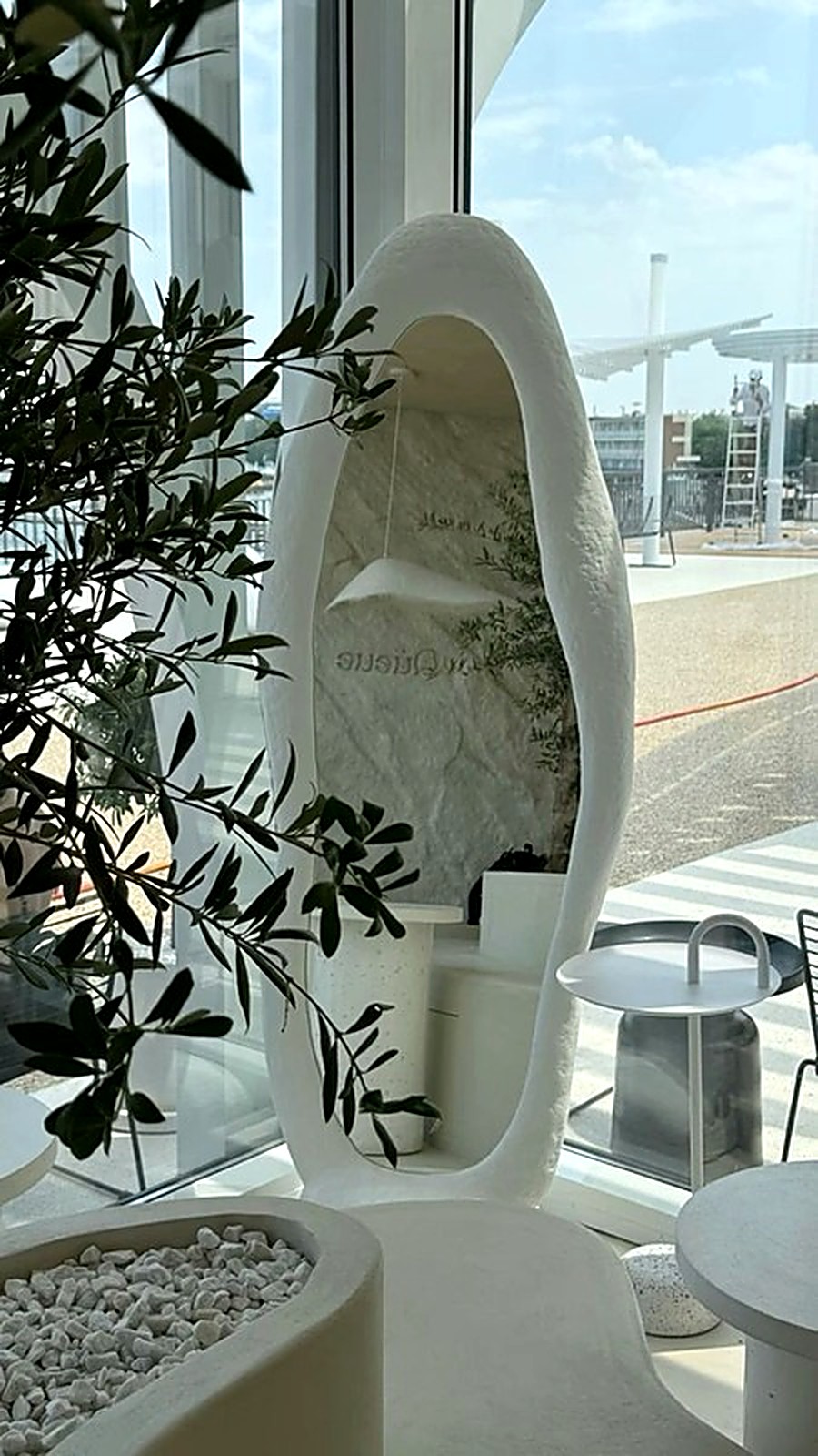 Atelier NEVA, miroirs organiques : miroir organique de grande hauteur près d’une plante