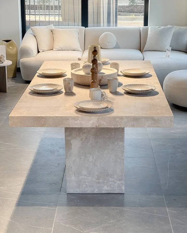 Table en travertin Amorgos, sur bloc central, vue 2