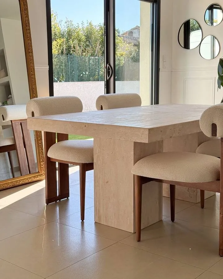 Table en travertin Amorgos, sur bloc central, vue 3