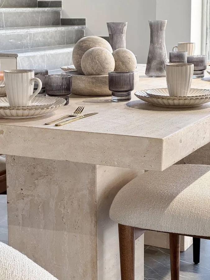 Table en travertin Délos, sur deux pieds en pierre, vue 3