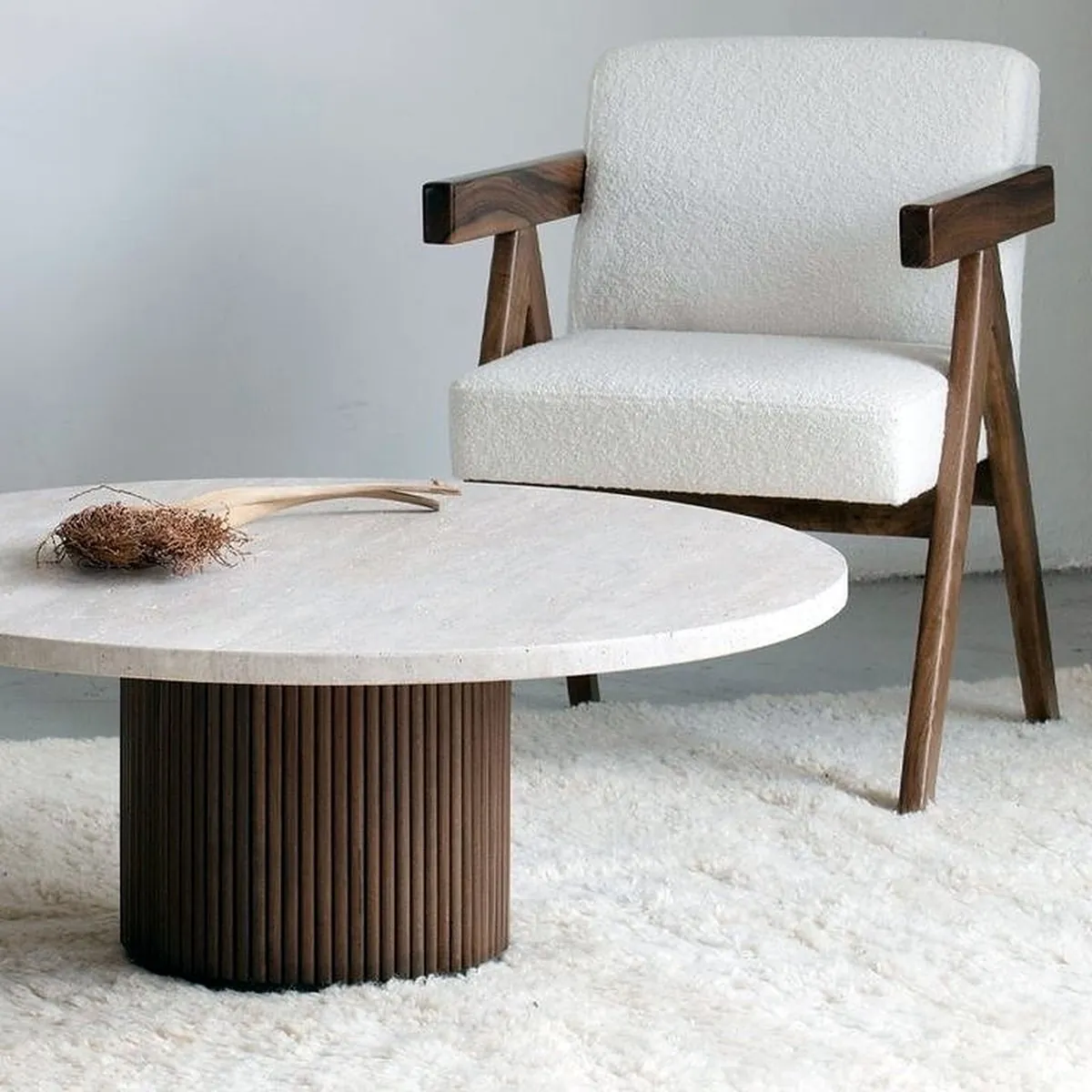 Table basse ronde en travertin Skyros, sur pied en bois cannelé, vue 2