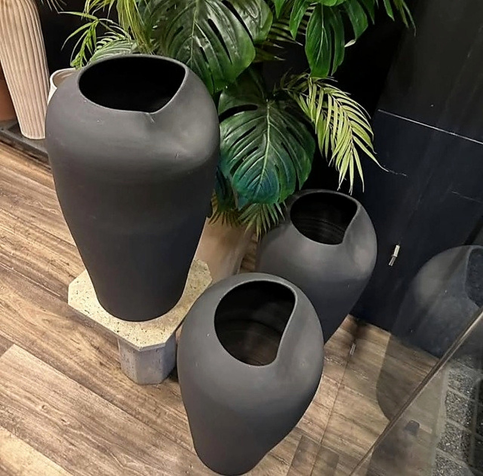 Grand vase décoratif Atelier NEVA : Vases noir mat posés au sol