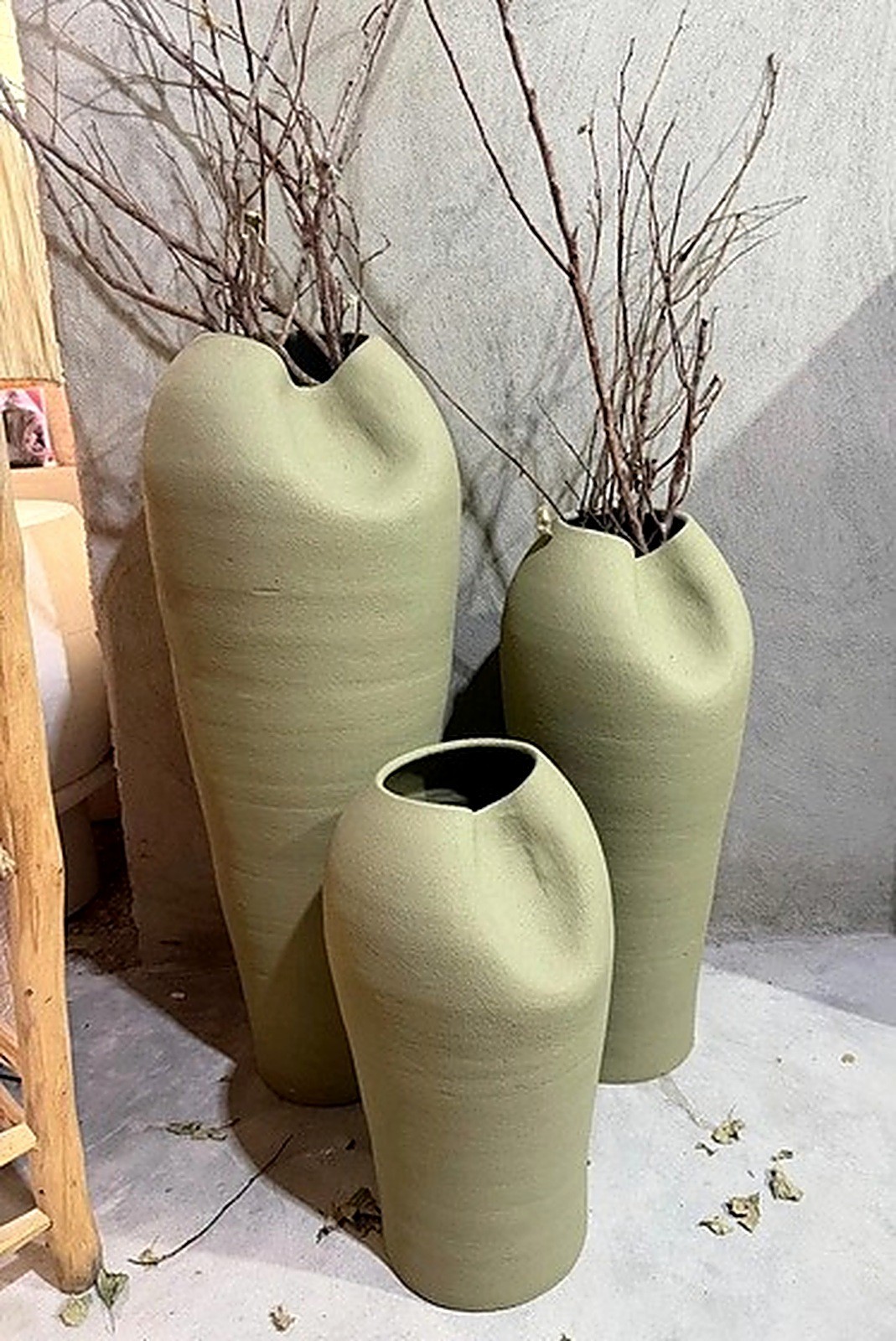 Grand vase décoratif Atelier NEVA : Vases vert sauge avec branches sèches
