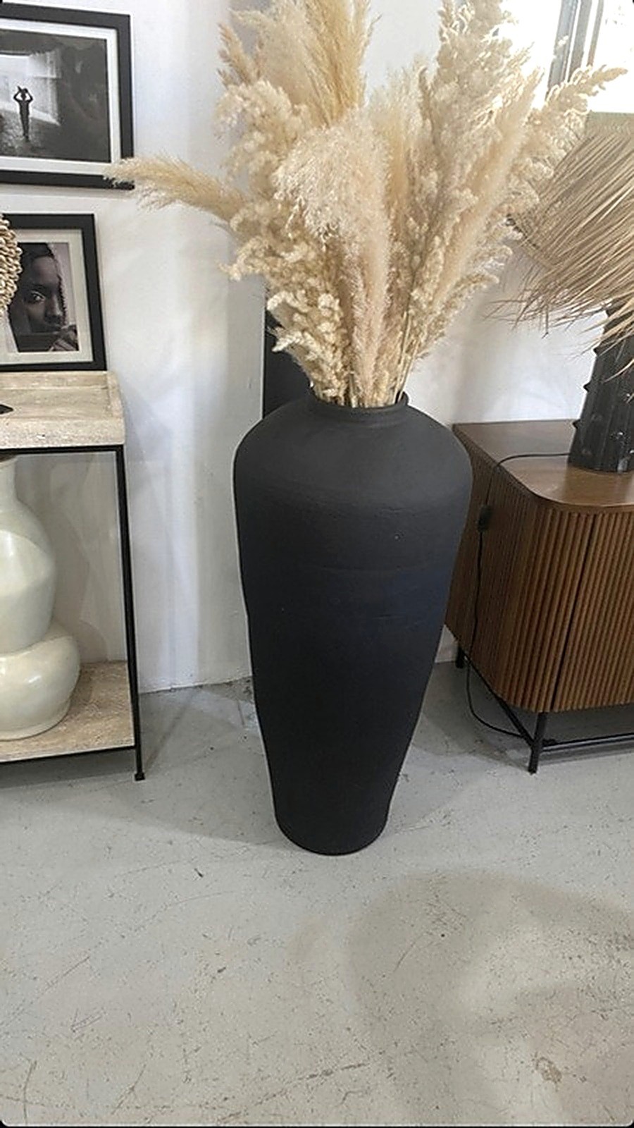 Grand vase décoratif Atelier NEVA : Grand vase noir avec herbes de la pampa
